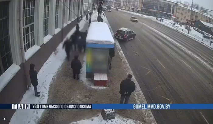  В Гомеле автомобиль занесло на остановку "Предприятие "СтанкоГомель", на которой находились люди